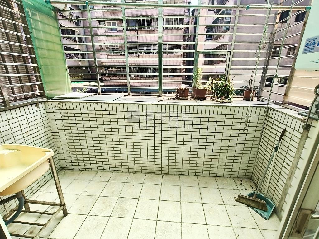 東方名殿四房車位房屋室內格局與周邊環境