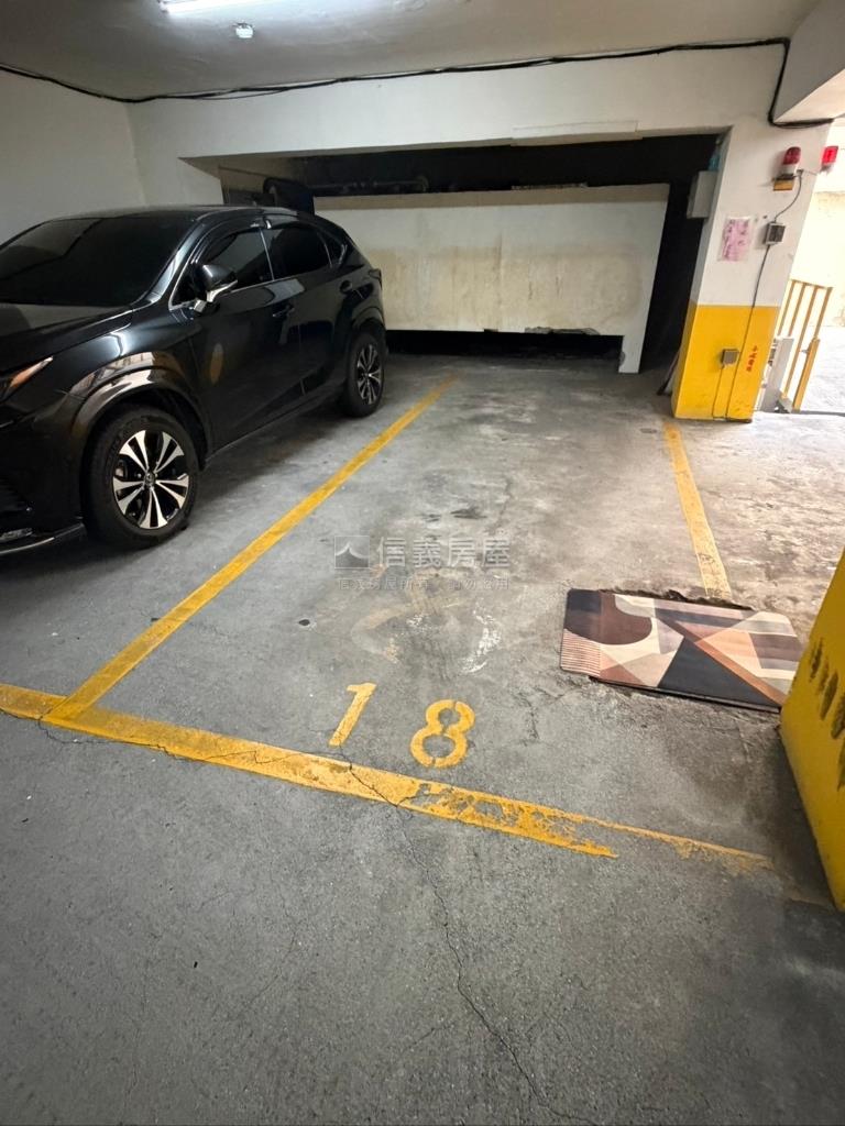 東方名殿四房車位房屋室內格局與周邊環境