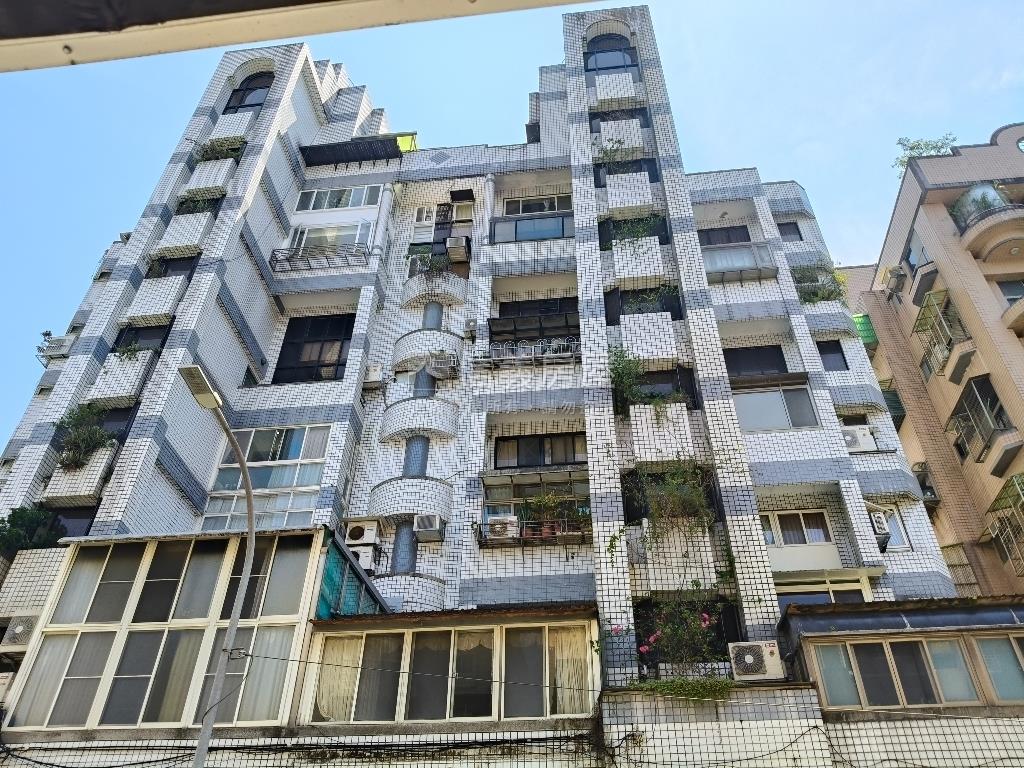 東方名殿四房車位房屋室內格局與周邊環境