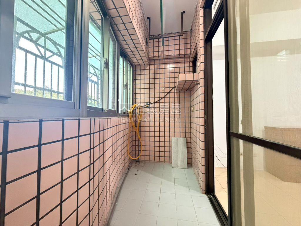 福禧大套房。有陽台房屋室內格局與周邊環境