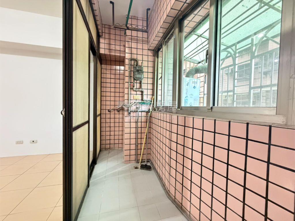 福禧大套房。有陽台房屋室內格局與周邊環境