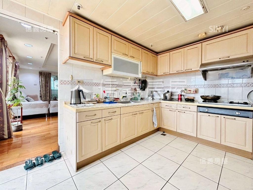 高樓露臺。三房平車近捷運房屋室內格局與周邊環境