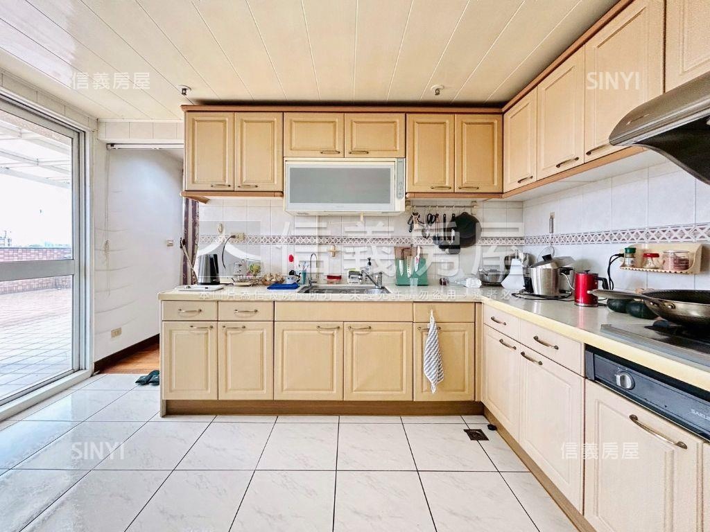 高樓露臺。三房平車近捷運房屋室內格局與周邊環境