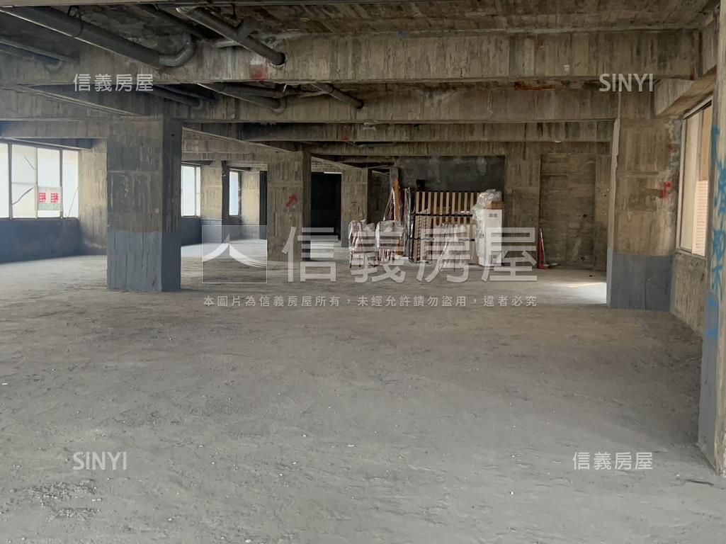 高雄市區府北商用店辦倉房屋室內格局與周邊環境