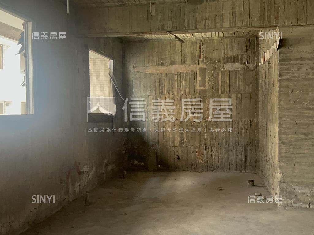 高雄市區府北商用店辦倉房屋室內格局與周邊環境