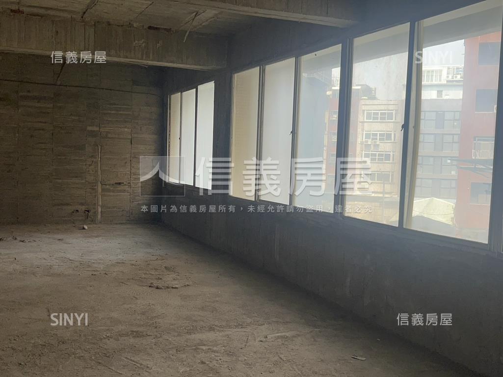 高雄市區府北商用店辦倉房屋室內格局與周邊環境