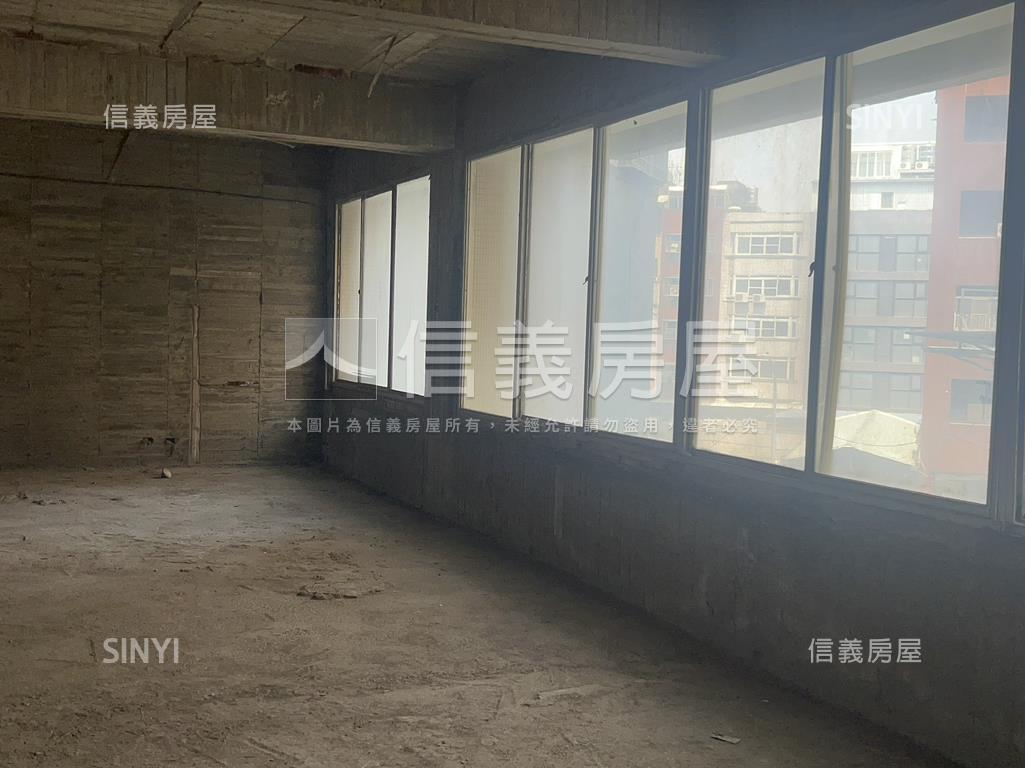 高雄市區府北商用店辦倉房屋室內格局與周邊環境