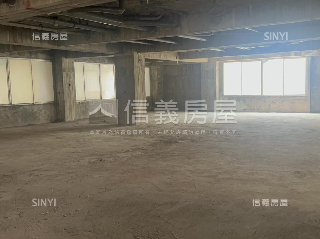 高雄市區府北商用店辦倉房屋室內格局與周邊環境