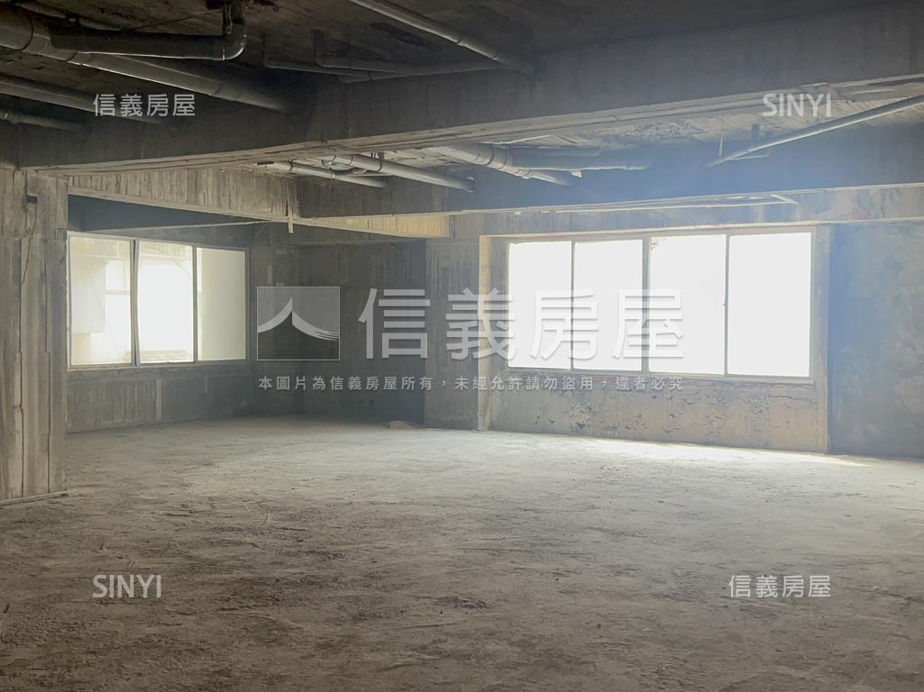 高雄市區府北商用店辦倉房屋室內格局與周邊環境