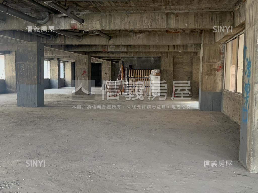 高雄市區府北商用店辦倉房屋室內格局與周邊環境