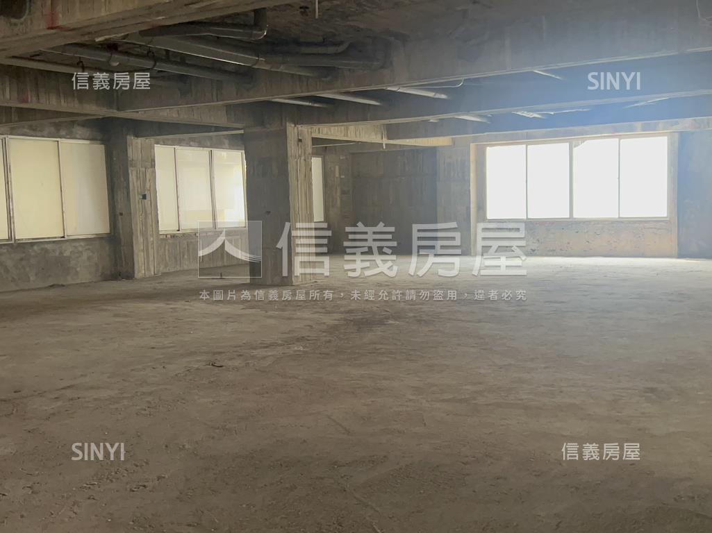 高雄市區府北商用店辦倉房屋室內格局與周邊環境