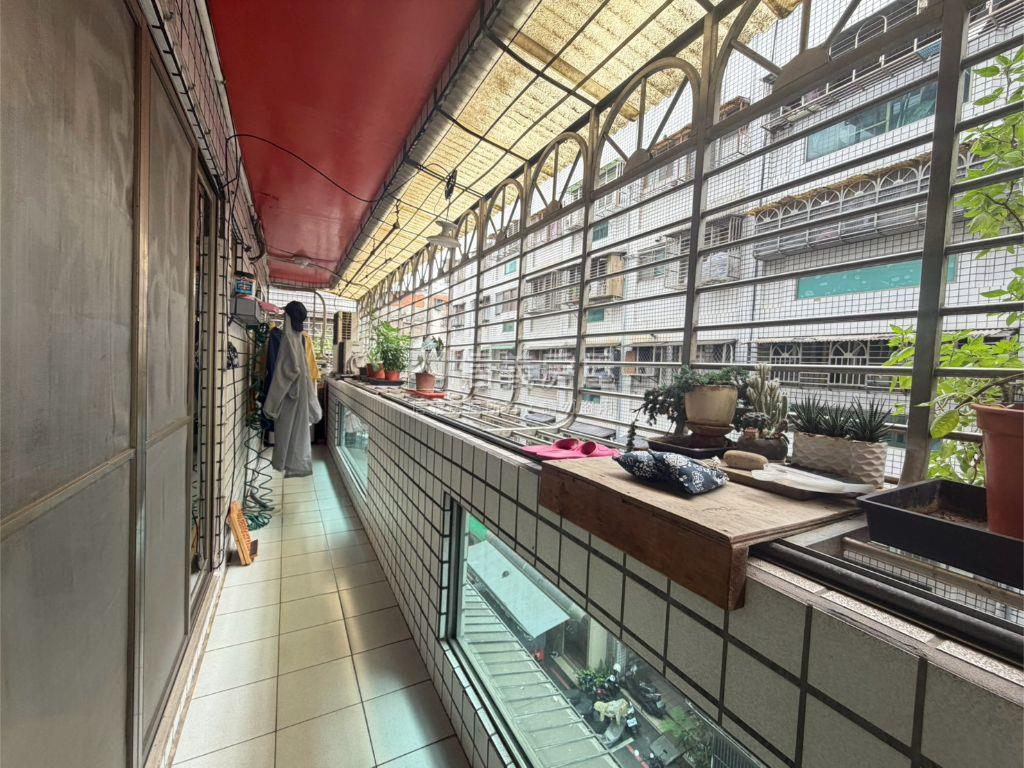 土城方正電梯三房。大陽台房屋室內格局與周邊環境