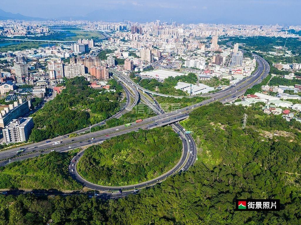 土城方正電梯三房。大陽台房屋室內格局與周邊環境