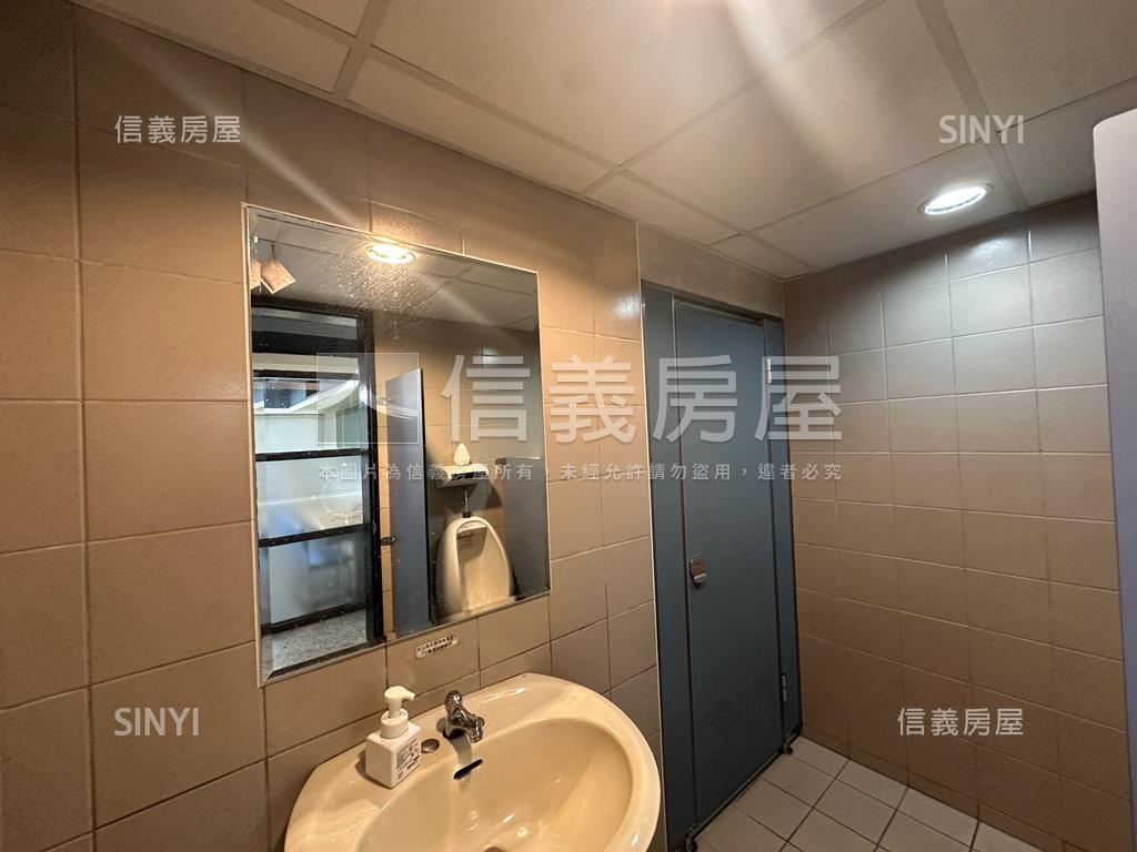 稀有二樓大坪數商用空間房屋室內格局與周邊環境