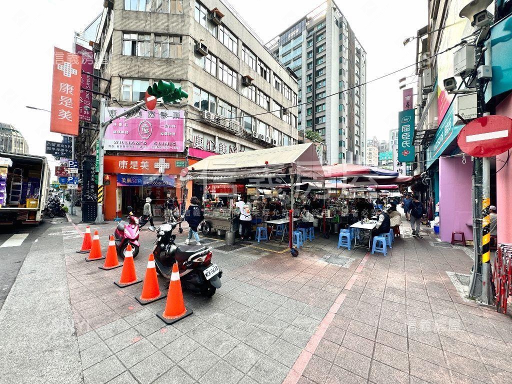 全新裝潢兩房露臺＋車位房屋室內格局與周邊環境