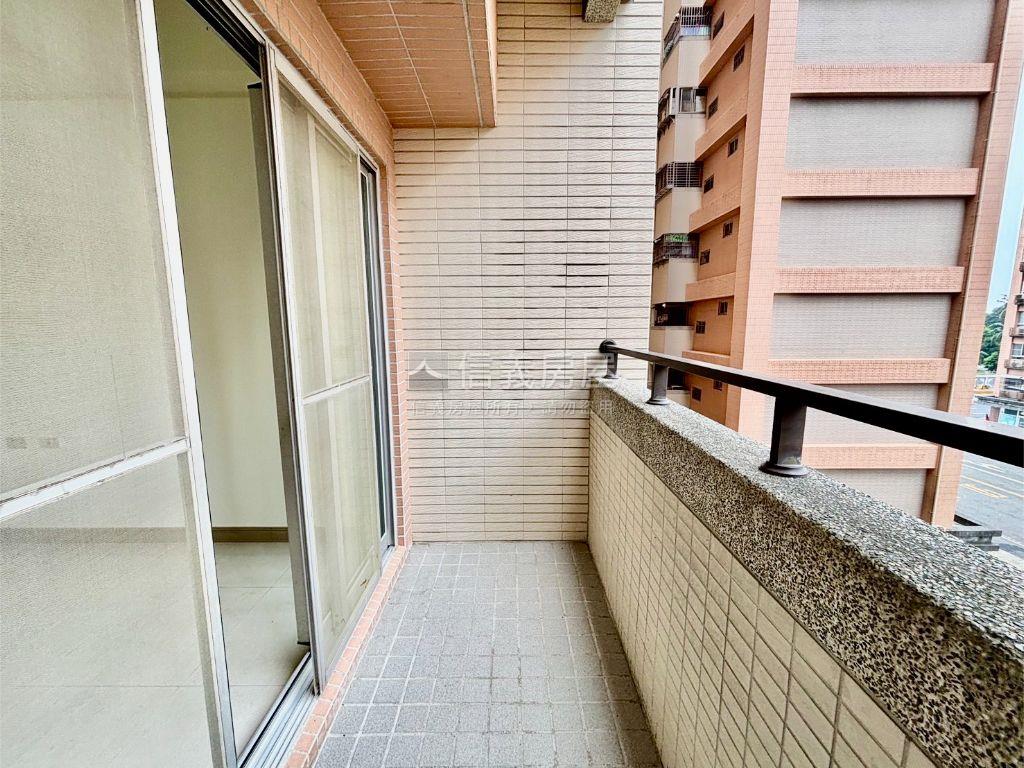世運合群新城三房平車房屋室內格局與周邊環境