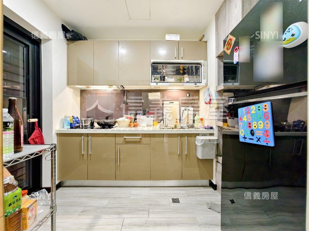 真綻美妝三房車位房屋室內格局與周邊環境