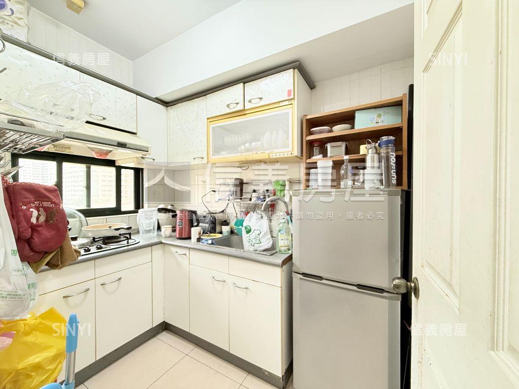 五期陽光綠郡三房車位房屋室內格局與周邊環境