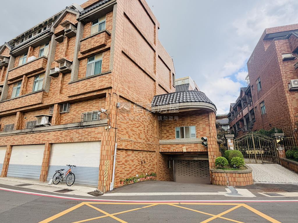 體育園區東方瑞士優質透天房屋室內格局與周邊環境