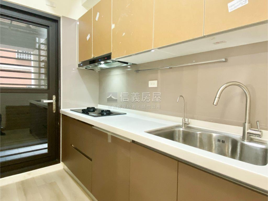 全新未住德芳苑２房附車位房屋室內格局與周邊環境