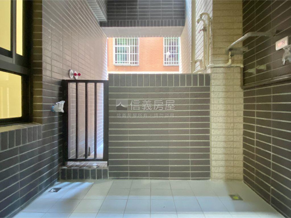 全新未住德芳苑２房附車位房屋室內格局與周邊環境