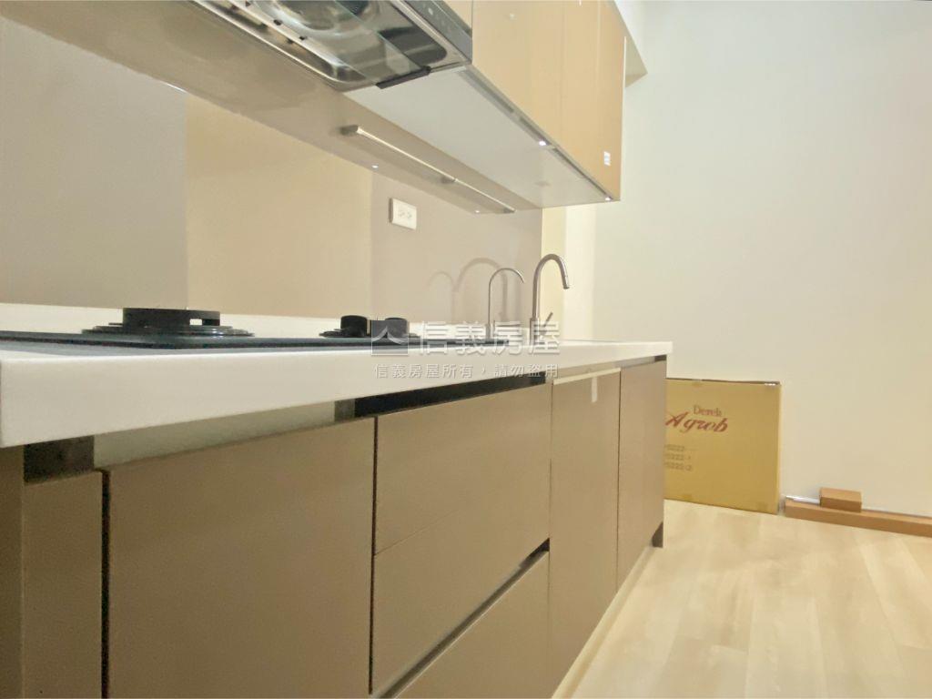 全新未住德芳苑２房附車位房屋室內格局與周邊環境