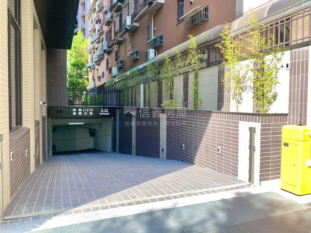 全新未住德芳苑２房附車位房屋室內格局與周邊環境
