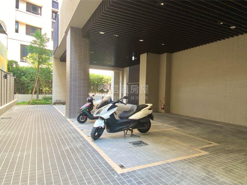 全新未住德芳苑２房附車位房屋室內格局與周邊環境