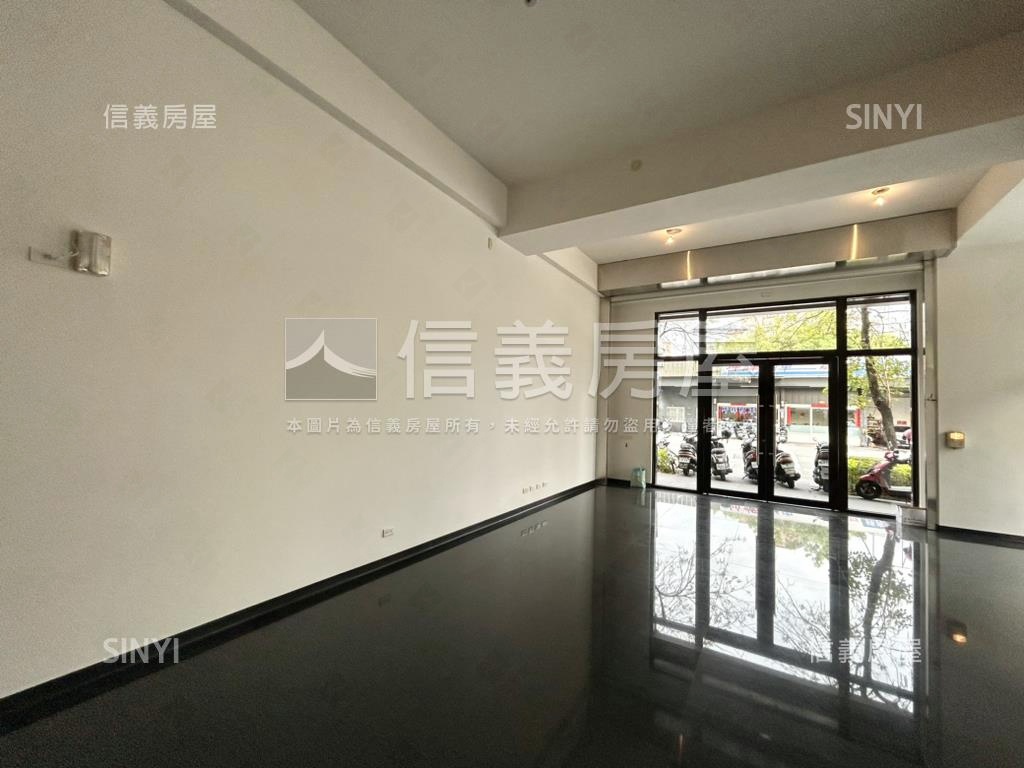 大面寬約十年屋齡稀有角店房屋室內格局與周邊環境