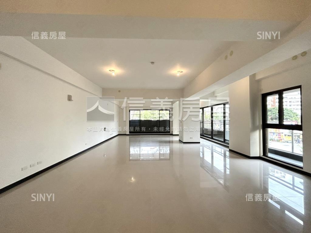 大面寬約十年屋齡稀有角店房屋室內格局與周邊環境