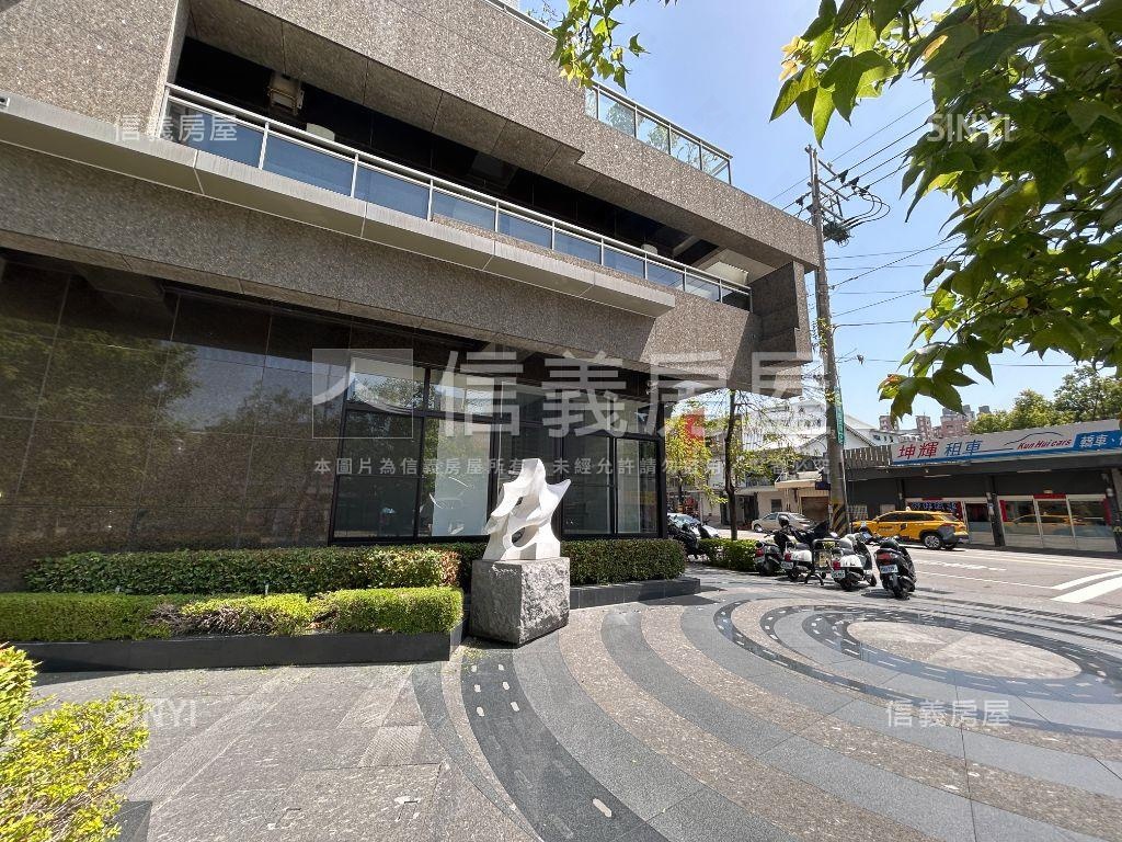 大面寬約十年屋齡稀有角店房屋室內格局與周邊環境