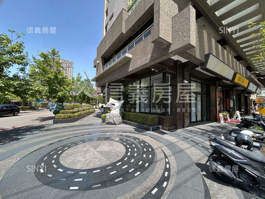 大面寬約十年屋齡稀有角店房屋室內格局與周邊環境