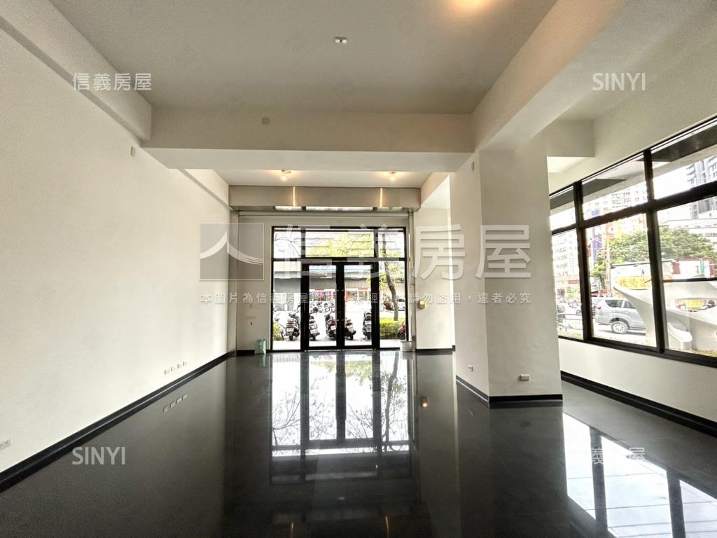 大面寬約十年屋齡稀有角店房屋室內格局與周邊環境