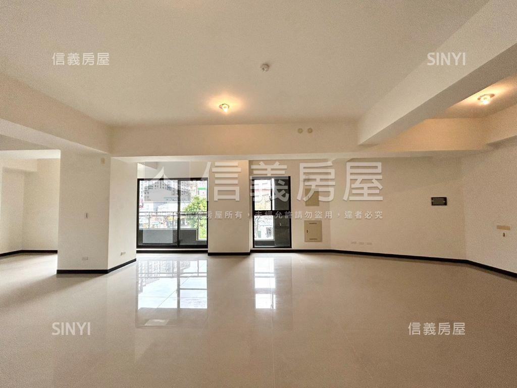 大面寬約十年屋齡稀有角店房屋室內格局與周邊環境