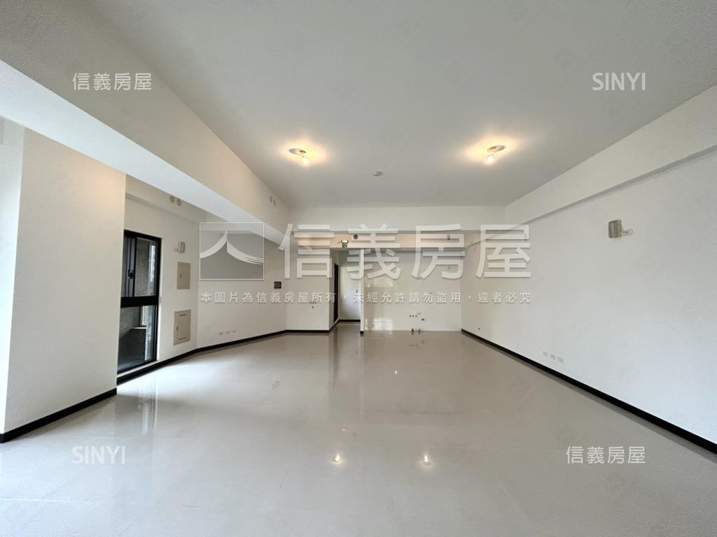 大面寬約十年屋齡稀有角店房屋室內格局與周邊環境