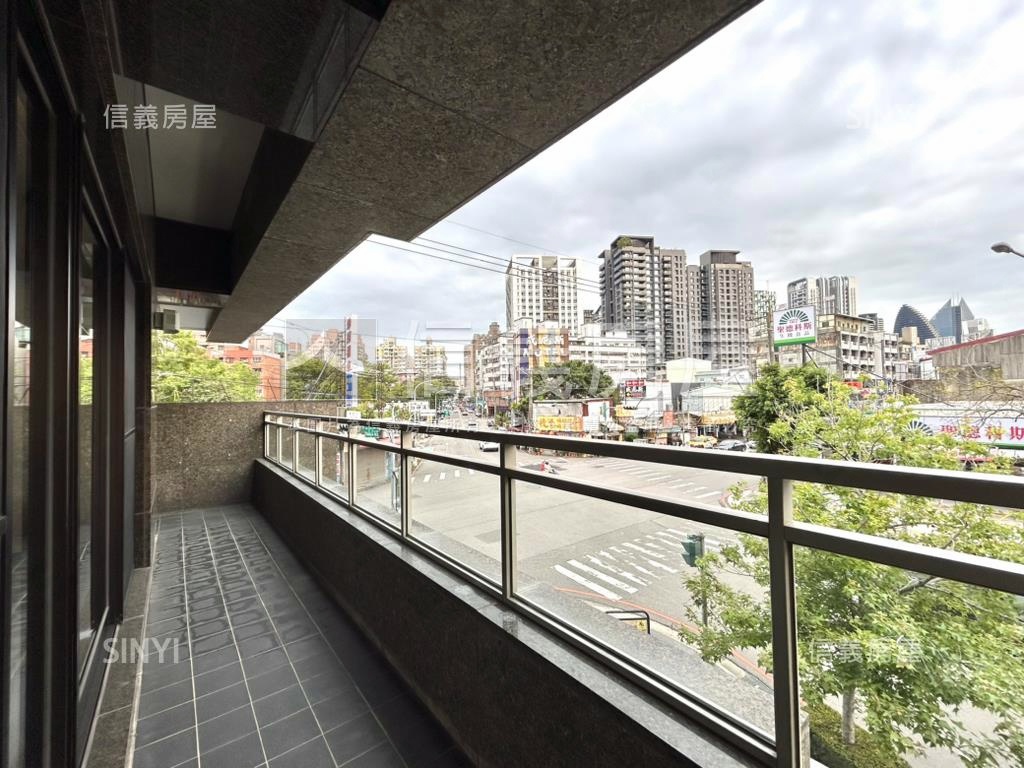 大面寬約十年屋齡稀有角店房屋室內格局與周邊環境
