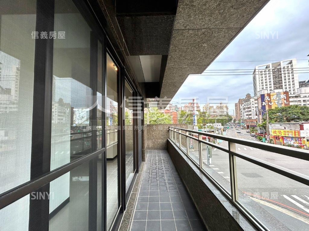 大面寬約十年屋齡稀有角店房屋室內格局與周邊環境