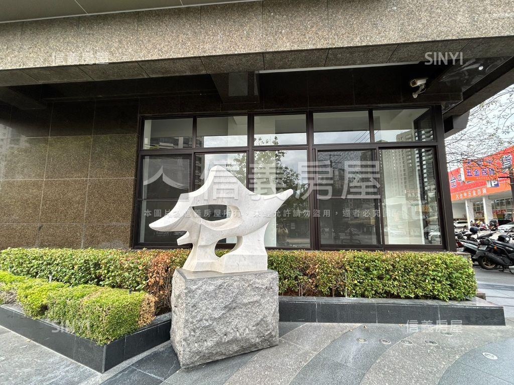 大面寬約十年屋齡稀有角店房屋室內格局與周邊環境