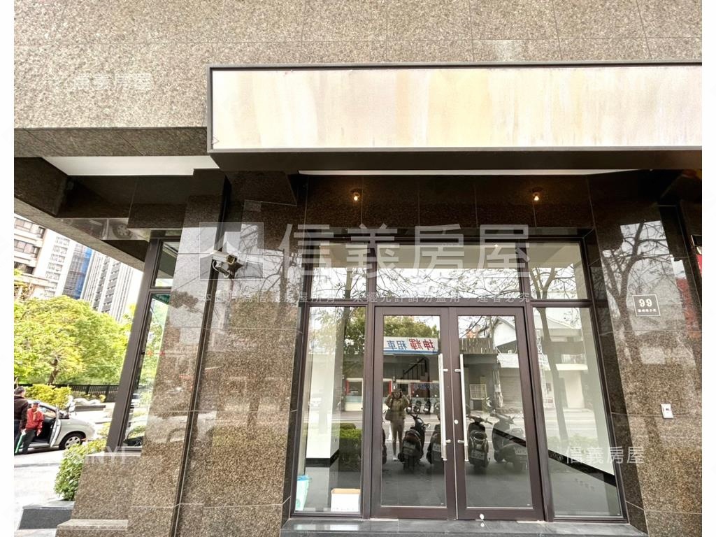 大面寬約十年屋齡稀有角店房屋室內格局與周邊環境
