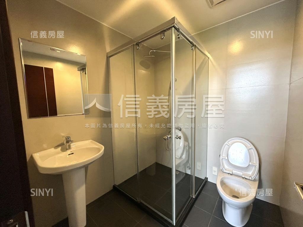 大面寬約十年屋齡稀有角店房屋室內格局與周邊環境