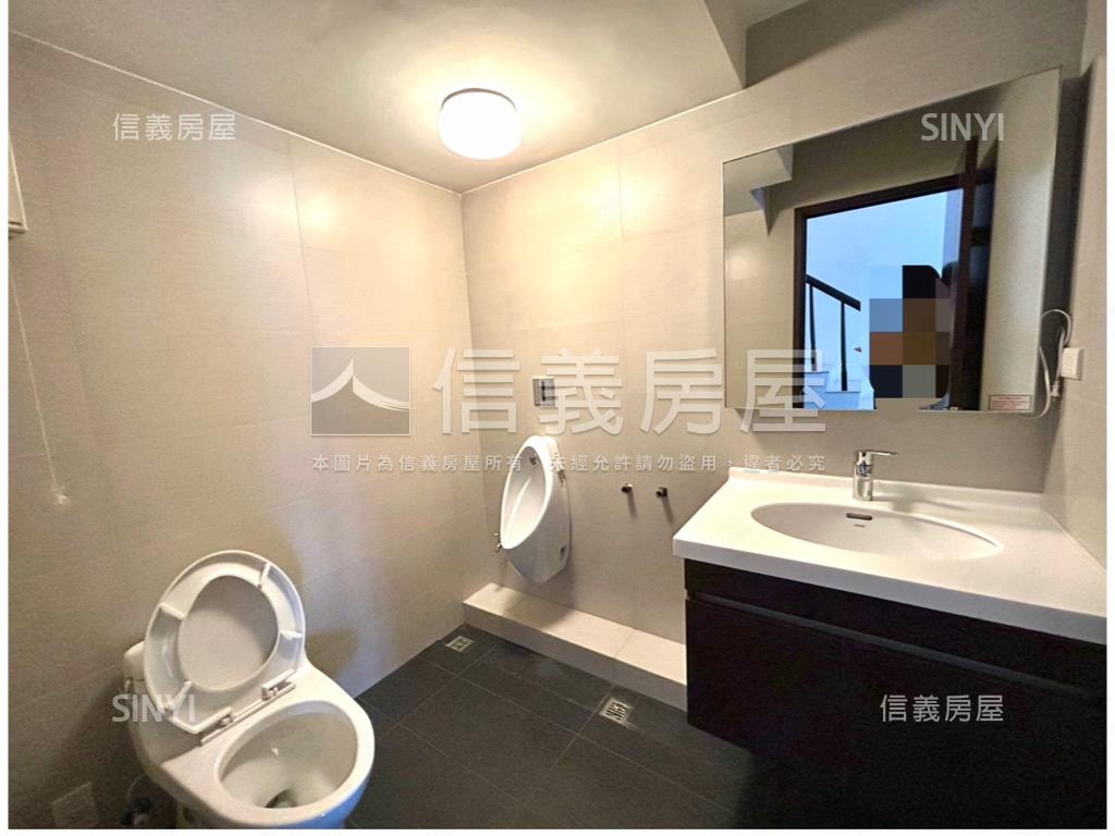 大面寬約十年屋齡稀有角店房屋室內格局與周邊環境