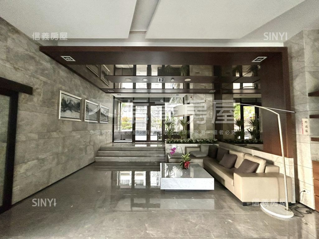 大面寬約十年屋齡稀有角店房屋室內格局與周邊環境