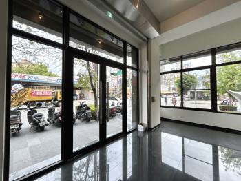 大面寬約十年屋齡稀有角店