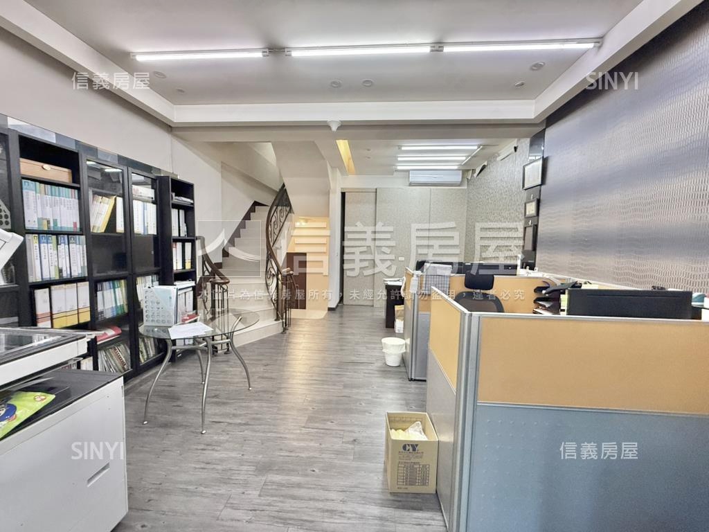 高鐵區別墅勳章臨路透天房屋室內格局與周邊環境