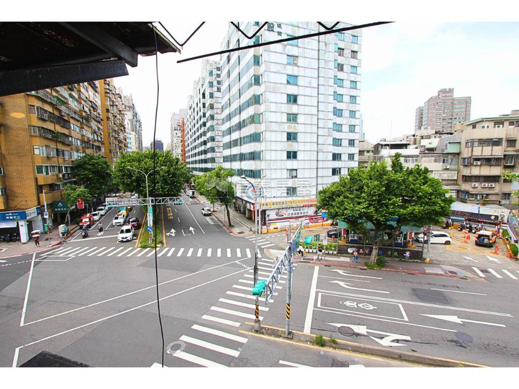 松山路公寓頂樓大空間房屋室內格局與周邊環境