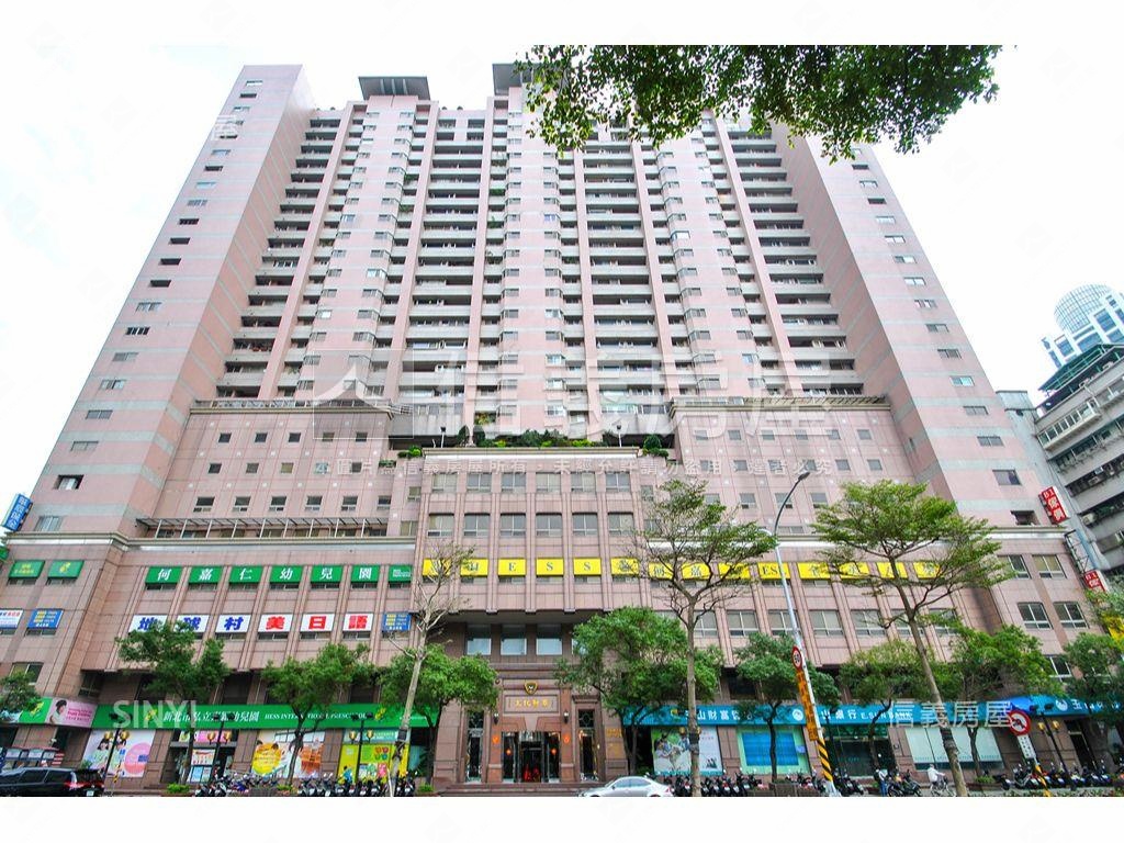 新埔捷運勳章四房車位房屋室內格局與周邊環境