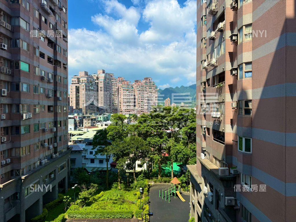 手刀詢問宏國薇閣二房房屋室內格局與周邊環境