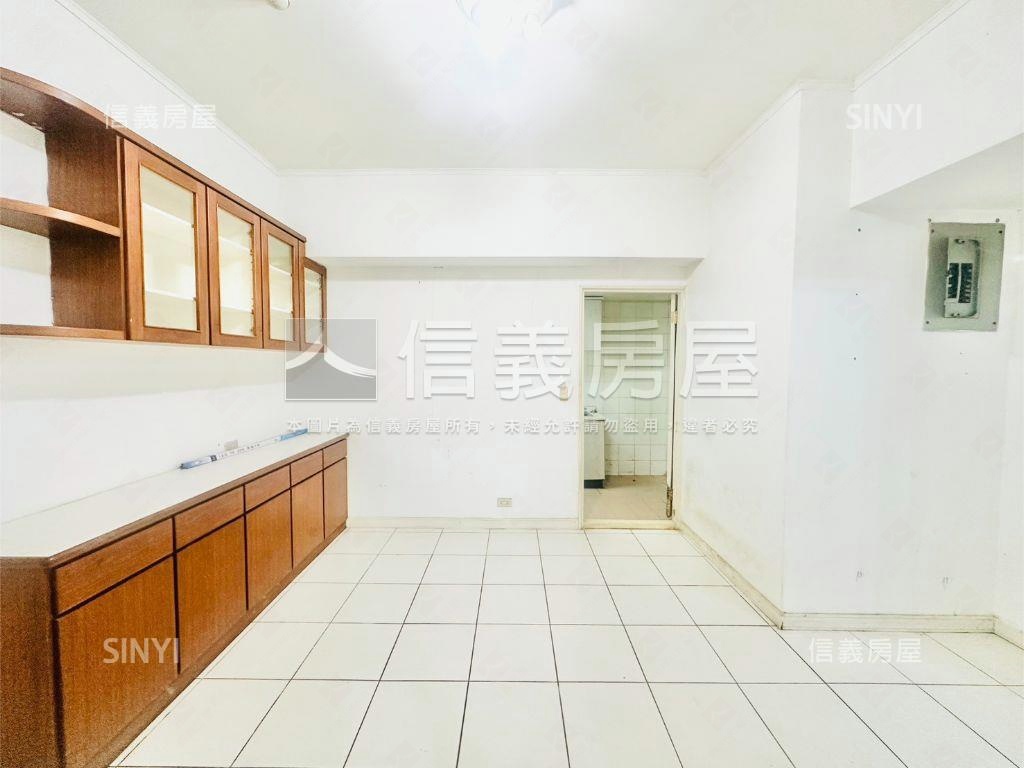 稀有國泰雕之森三房車位房屋室內格局與周邊環境