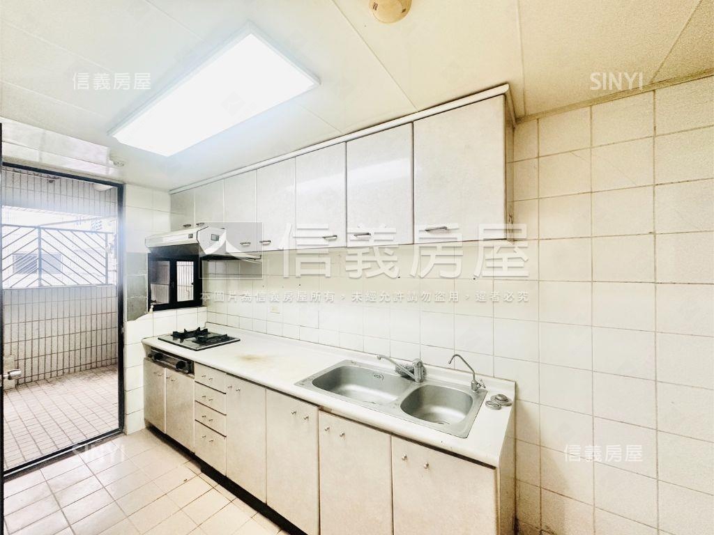 稀有國泰雕之森三房車位房屋室內格局與周邊環境