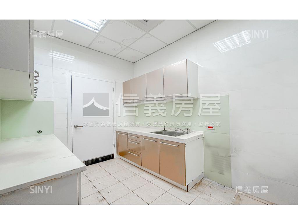 正臺灣大道燙金門牌金店面房屋室內格局與周邊環境